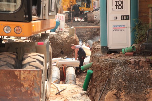 Auf Hochtouren läuft der Fernwärmeausbau in Lemgo. Jährlich sollen 100 Haushalte angeschlossen werden. Doch immer wieder kommt es zu langen Wartezeiten. - © Till Brand