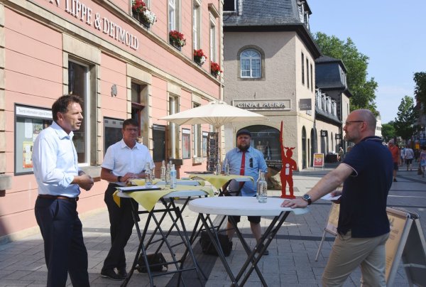 LZ-Redakteur Sven Koch (rechts) spricht vor dem Rathaus am Markt mit den Bürgermeisterkandidaten (von links) Frank Hilker (SPD), Jörg Thelaner (CDU) und Steffen Stelzer (Die Partei). - © Raphael Bartling