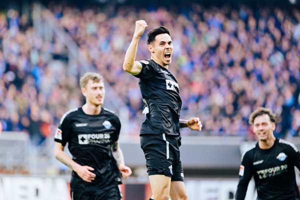 Da war die SCP-Welt noch in Ordnung: Raphael Obermair jubelt über sein Freistoßtor zum 1:0. Aaron Zehnter (r.) und Calvin Brackelmann freuen sich mit. - © Besim Mazhiqi