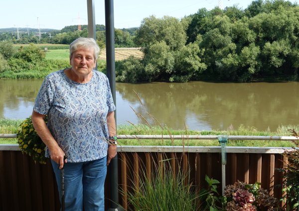 Marlies Hünefeld blickt von ihrer Terrasse auf die Weser. Auch sie könnte in Zukunft von der Energie des Flusswassers profitieren. - © Archivfoto: Axel Bürger