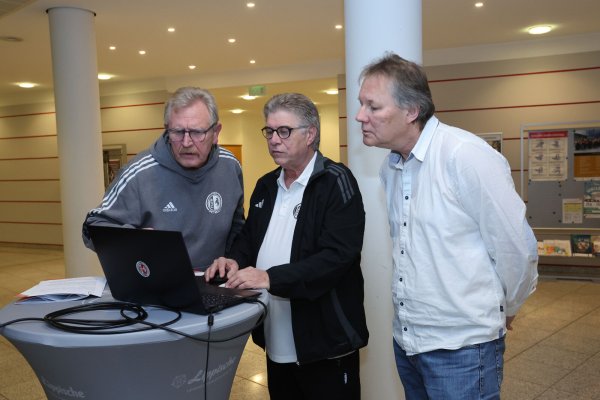 Gottfried Dennebier (von links), Werner Fritzensmeier und Bernhardt Brandt bei der Auslosung. Ein Team fehlt nun. - © Paul Cohen