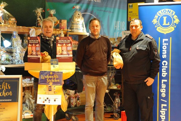Lions-Präsident Thomas Schäfer (von links), Dirk Steinhage (Arbeitskreis Weihnachtssäckchen) und Jan Althöfer von der Jugendfeuerwehr Lage hoffen, dass die diesjährige Weihnachtssäckchen-Aktion an die Erfolge in den Vorjahren anknüpfen kann. - © Fotorechte: Lions Lage