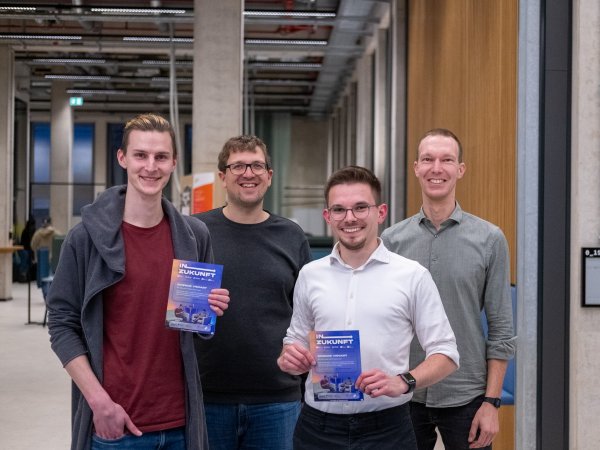 Jan Lukas Fründ (von links, Produzent), Prof. Dr. Andreas Welling (Leiter Institut für Wissenschaftsdialog), Jan Pilgrim (Gastgeber des Podcasts) und Nikolas Rolf (Operativer Leiter "TRInnovation OWL) stellen den Podcast vor. - © TH OWL