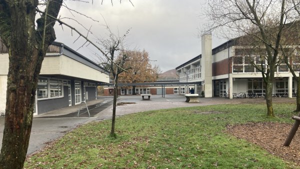 Zwischen OGS (links) und dem Schulgebäude (rechts) befindet sich der Klassentrakt, neben dem rechts ein Umbau für die OGS realisiert werden soll. - © Cordula Gröne