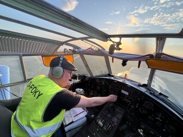 Dem Himmel ganz nah ist Stephan Ester aus Fürstenberg am Steuer seiner Antonov AN-2 aus dem Jahr 1968. - © Jens Reddeker