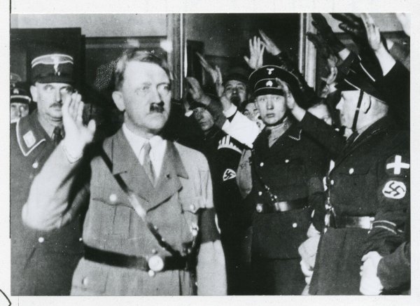Nach den Hinweisen im Lemgoer Stadtarchiv soll diese historische Aufnahme den späteren Reichskanzler und -präsidenten Adolf Hitler auf dem Weg zu einer Wahlkampfrede in Lemgo im Jahr 1933 zeigen. - © Stadtarchiv Lemgo/Archiv Ohle