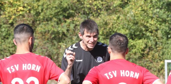 TSV-Trainer Thorsten Schmiech macht seine Jungs heiß. - © Sebastian Lucas