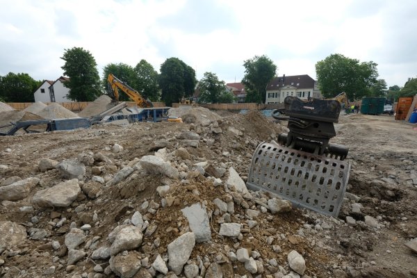 Die Bagger graben sich am Hornschen Tor tiefer in die Erde, um den provisorischen Parkplatz zu ebnen. Lärm und Erschütterungen verursachen vor allem ein Hydraulikmeißel und eine Brechanlage. Aber deren Einsatz ist laut Stadt absehbar und nur noch für einen Tag nötig. - © Sven Koch