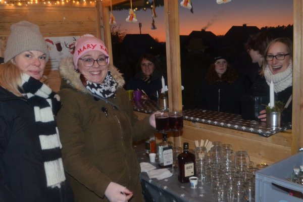 Nordische Christfestbowle bei Abendrot: Nathalie Hoffmann (links) und Anna Schender freuen sich in der Hütte des Fördervereins der Grundschule Lipperreihe über die gute Aussicht und die Nachfrage. Foto: Sibylle Kemna - © Sibylle Kemna
