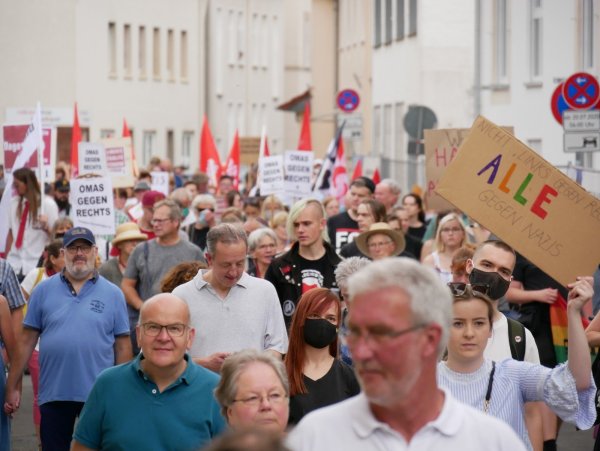Keine Chance, sich zu schützen: Bei der Demo gegen Rechts in Lage war das Tragen einer Mund-Nase-Bedeckung wegen des Vermummungsverbotes ausdrücklich untersagt. - © Thomas Krügler