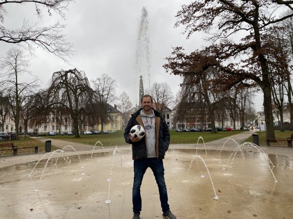 Christopher Wessel mit einem Fußball am Kaiser-Wilhelm-Platz in Detmold. Als Projektleiter zeichnete er für die Springbrunnenanlage verantwortlich. - © Sebastian Lucas(LZ)