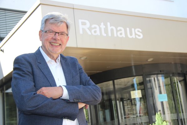 Gerhard Schemmel geht mit einem Lächeln. - © Martin Hostert(LZ)