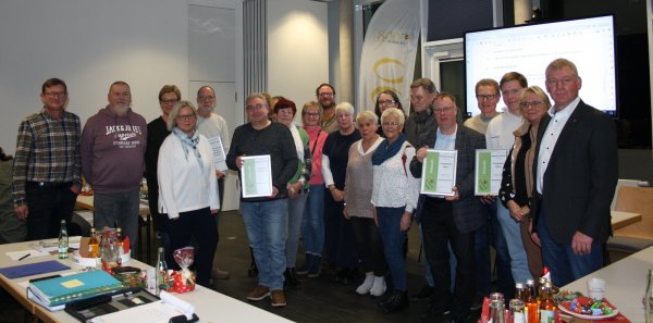 Bürgermeister Frank Meier (rechts) mit den Preisträgerinnen und Preisträgern. - © Gemeinde Extertal