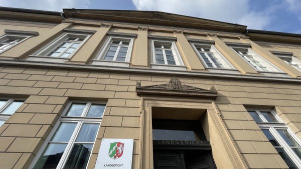 Vor dem Landgericht Detmold streiten sich das Klinikum Lippe und der Co-Sprecher des Aktionsbündnisses, Walter Brinkmann. - © Silke Buhrmester