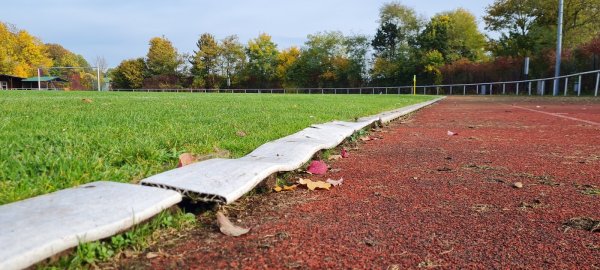 Die Laufbahn am Ramberg muss überholt werden. Das wird die Stadt mehr als 600.000 Euro kosten. - © Marianne Schwarzer