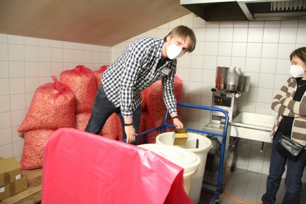 Matthias Pabst steht in der Popcorn-Küche und zeigt, wie die gepuffte Süßigkeit hergestellt wird. Etwa 30 Säcke (im Hintergrund) gehen an einemWochenende drauf. - © Kirsten Fuhrmann