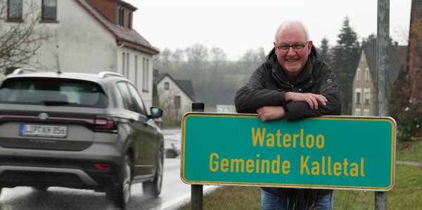 Lebt an der B238: Uwe Römer erzählt von dem Leben in der kleinen Siedlung im Kalletal. - © Axel Bürger