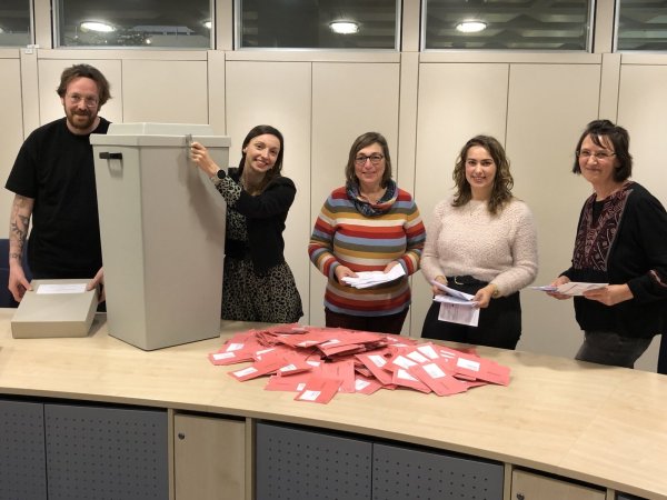 Gleich beginnt in einem Sitzungszimmer im Rathaus die Auszählung für den Briefwahl-Bezirk 901: (von links) Sebastian Dülberg, Lena Sagalski, Angela Götting, Nina Johannmeier und Birgit Böke sind startklar. - © Thomas Reineke