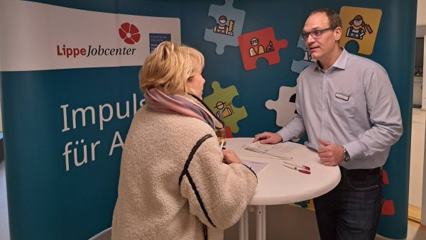 Dr. Philip Kruse vom Arbeitsservice Ausbildung des Jobcenters Lippe im Gespräch mit einer Kundin beim Speed-Dating des Jobcenters im Kreishaus. - © Carolin Brokmann-Förster