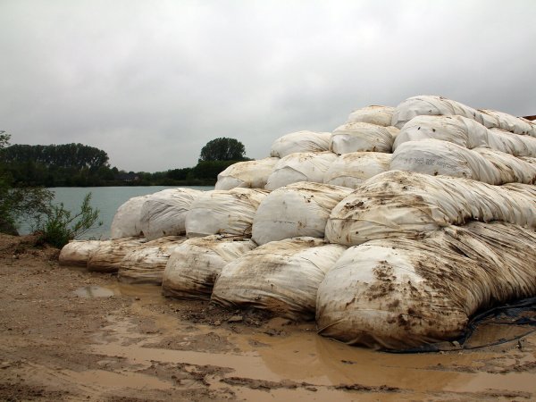 Die bis zu 20 Meter langen erdstoffgefüllten Geotextilschläuche werden aufeinandergestapelt und halten so das Wasser ab. Da die Innkuba Tubes mit dem vor Ort vorhandenen Bodenmaterial gefüllt werden können, entfallen aufwendige Transporte. Das spart CO2, Zeit und Geld. - © TH OWL