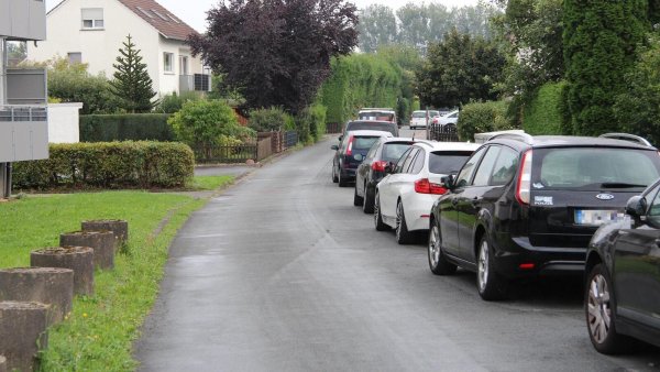 In der Straße "Im Wiesengrund" in Remmighausen ist es wegen abgestellter Fahrzeuge häufig eng. - © Jana Beckmann