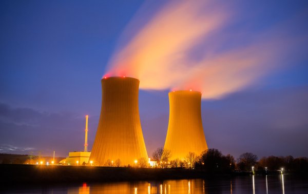 Im Dezember 2021 steigt aus den Kühltürmen des Atomkraftwerks Grohnde in der Gemeinde Emmerthal (Landkreis Hameln-Pyrmont) Dampf auf. Wenige Tage später ging der Meiler vom Netz – rund 36 Jahre gehörten die Dampfwolken zum Landschaftsbild des Weserberglandes. - © dpa