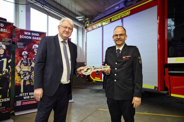 Bürgermeister Thomas Katzer (links) und Andreas Jakoby, Leiter Freiwillige Feuerwehr Augustdorf, bei der Übergabe. - © Max Grote
