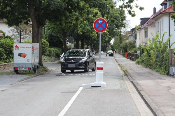 Seit Anfang des Jahres läuft in der Hermannstraße der Versuch zur Verkehrsberuhigung mit verschiedenen Maßnahmen.   - © Cordula Gröne