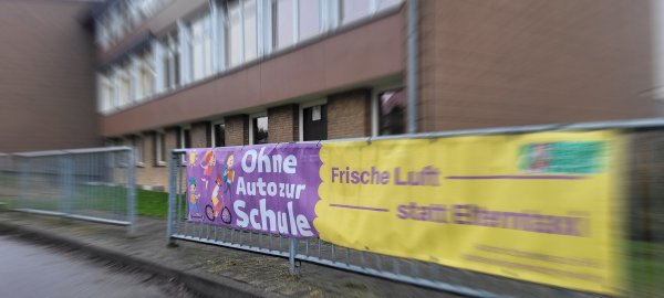 Elterntaxis stellen auch die Grundschule am Schloss vor Probleme. Unter anderem mit Plakaten versuchte die Schulleitung, die Eltern zu sensibilisieren. - © Katrin Kantelberg