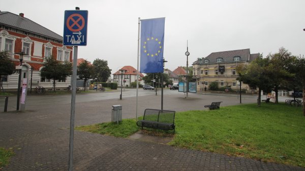 Der Europaplatz vor dem Bahnhof soll ansprechender gestaltet werden. Vorerst nur mit kleineren Maßnahmen, der größere Umbau wird im Zuge der Arbeiten an der Lageschen Straße folgen. - © Jens Rademacher