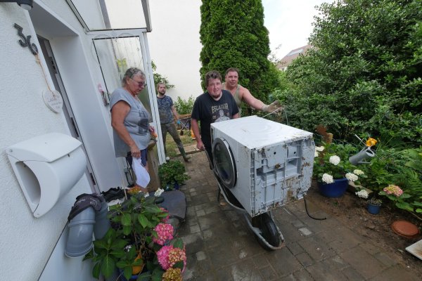 Bei Familie Kegel in der Dürener Straße in Klüt sind nach dem Unwetter einige Schäden zu beseitigen. - © Jost Wolf