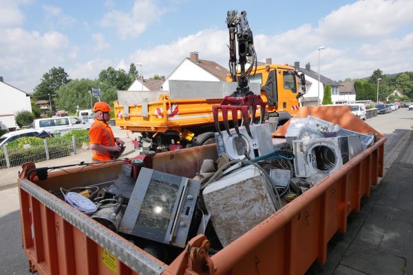 In einer von der Stadt bereitgestellten Mulde können defekte Elektrogeräte entsorgt werden. - © Jost Wolf