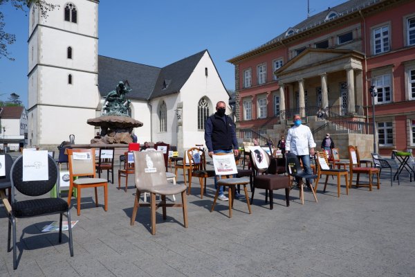 Michael Knuth, Betreiber des Café Outback (links), und Dehoga-Präsident Holger Lemke haben die Protestaktion auf dem Detmolder Marktplatz organisiert. - © Lorraine Brinkmann