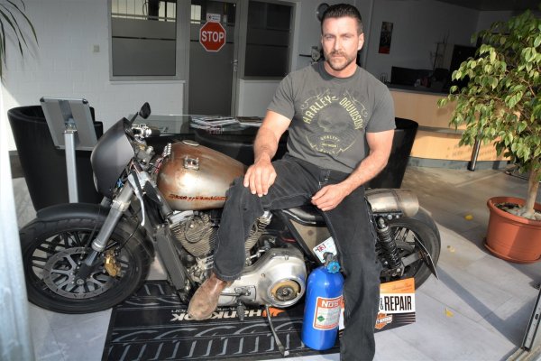 Horst Busch hat in seiner Werkstatt in der Südstadt unter anderem eine alte Harley-Davidson stehen.  - © Karin Prignitz