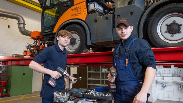 Leon Hammann (links) und Timo Schleheck sind Auszubildende zum Kfz-Mechatroniker. Auf dem Detmolder Bauhof gehört das Instandhalten der Fahrzeuge zu ihren Aufgaben. - © Torben Gocke