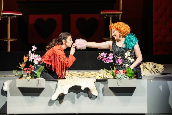 Stella Hanheide und (rechts) Ewa Noack in einer Spielszene - der Shakespeare-Klassiker kommt Freitag zur Premiere. - ©Bettina StoessVeröffentlichung HonorarpflichtigBank:Bettina Stöß, Sparkasse SaarbrückenIBAN: DE57590501010218525251 -