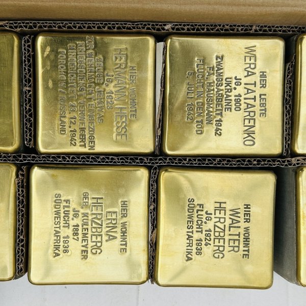 Jetzt müssen sie nur noch verlegt werden: Die Stolpersteine aus der Werkstatt von Künstler Gunter Demnig sind bereits vor einigen Wochen per Post in Blomberg angekommen. - © rw-system