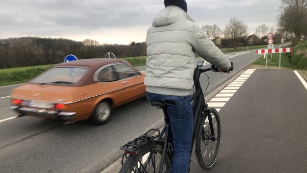 Und es dauert noch ein weiteres Jahr: Erst 2025 soll der Radweg nach Fissenknick in Angriff genommen werden. Bis dahin müssen Radler auf der Straße fahren. - © Martin Hostert