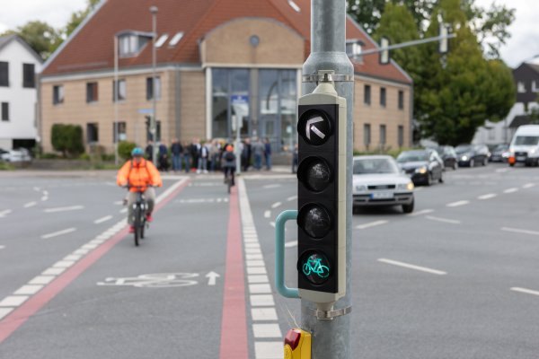 Um den Knotenpunkt diagonal queren zu können, müssen Radfahrer auf Grün warten. - © Torben Gocke