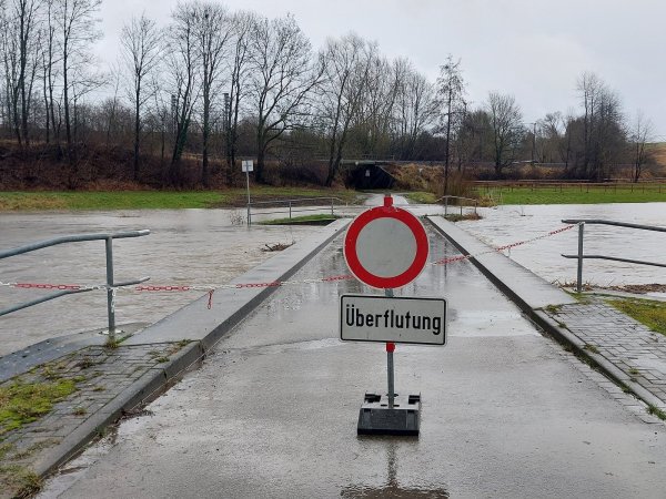 Vorsorglich hat der Bauhof der Stadt Schieder-Schwalenberg die Brückengeländer abgebaut, damit sich nichts verfängt, wenn das Wasser noch höher steigen sollte. - © Michaela Weiße