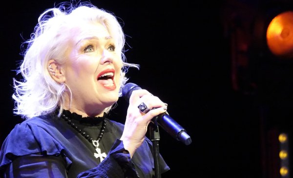 Standing Ovations im Landestheater für Kim Wilde, mittlerweile auch schon 64 Jahre alt. - © Axel Bürger
