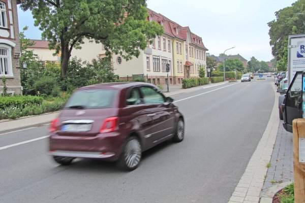 Wenn nicht gerade Ferien sind, halten vor der August-Hermann-Francke-Grundschule an der Regenstorstraße in Lemgo mittags mehrere Busse, um die Kinder von der Schule abzuholen und nach Hause zu bringen. Die Feuerwehrleute kommen nach eigenen Aussagen dann manchmal nur schwer durch die Straße. - © Nadine Uphoff
