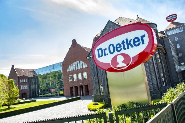 Die Dr.-Oetker-Zentrale in Bielefeld: Der Nahrungsmittelhersteller beschäftigt nach Angaben der Gewerkschaft NGG in Bielefeld und Oerlinghausen 2.400 Mitarbeiter und Mitarbeiterinnen nach einem Haustarif. - © Jörg Dieckmann
