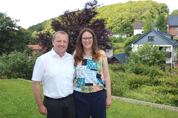 Mario Hecker - hier mit seiner Frau Melanie Hecker - will 2025 erneut als Kalletaler Bürgermeister kandidieren. Möglich mache das auch der Rückhalt seiner Frau und seiner Familie. - © Jens Rademacher
