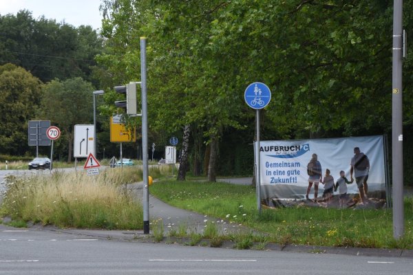 Die ersten Wahlplakate stehen an der Kreuzung Lagesche Straße/ B239. „Aufbruch C" will erstmals in den Kreistag. - © Raphael Bartling