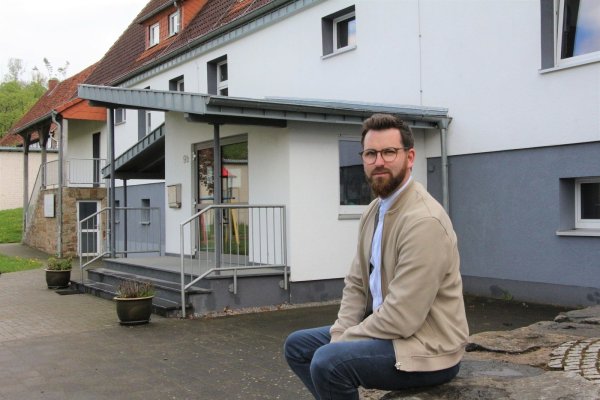 Der Sozialpädagoge Sören Langkrär ist nun seit genau fünf Jahren im Schwalenberger Jugendzentrum "Church" tätig. Er ist hier angekommen und fühlt sich wohl. - © Freya Köhring