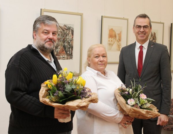 Schieder-Schwalenbergs neue Schiedspersonen: Stellvertretene Schiedsperson Kai Eikermann (von links), Birgitt Höhn und Schieder-Schwalenbergs Bürgermeister Jörg Bierwirth. Bürgermeister Bierwirth begrüßte beide im Amt und überreichte selbst gepflückte Blumen aus dem eigenen Garten. - © Kyrill von Matuschka