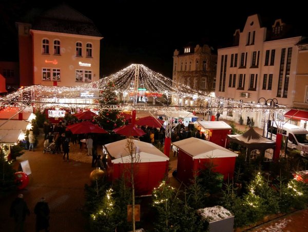 Die Sicherheit für den Lagenser Weihnachtsmarkt ist zum Zankapfel zwischen Bürgermeister Matthias Kalkreuter (SPD) und zwei CDU-Ratsmitgliedern geworden, wobei der eine im September gegen Kalkreuter im Kampf um den Chefsessel im Rathaus antritt. - © Archivfoto: Thomas Krügler