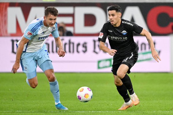 SCP-Akteur Raphael Obermair (r.) und der Schalker Paul Seguin werden am Samstag wohl beide von Beginn an spielen. - © Imago Images