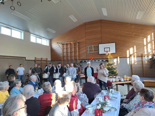 Die volle Turnhalle beim Adventsbrunch. - © Fridolin Schäfers
